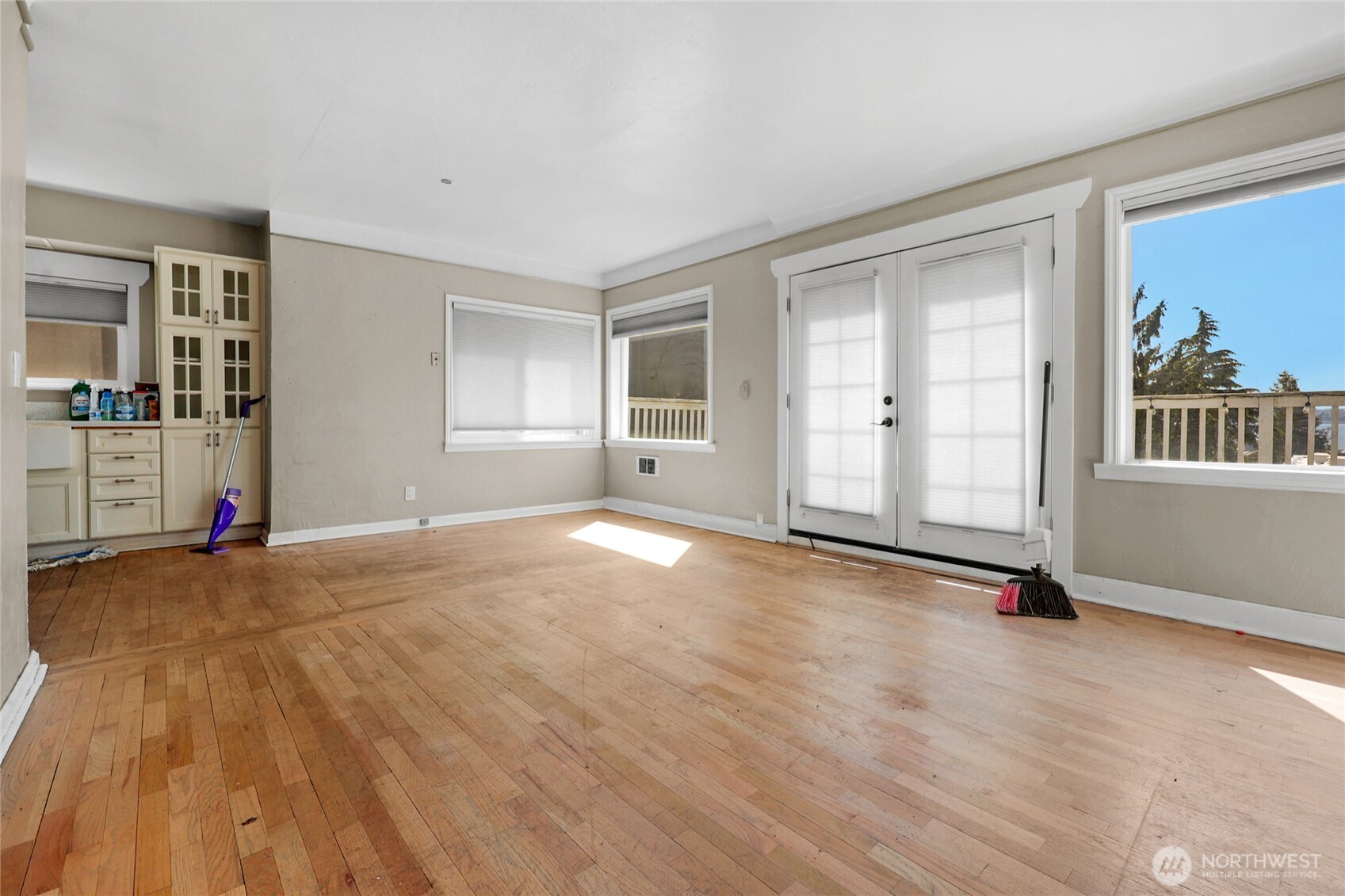 215 W Kinnear Place