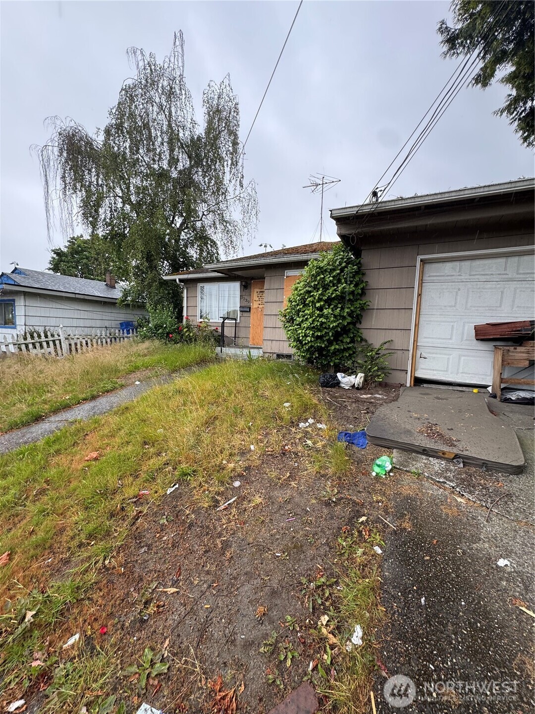 3239 S Thompson