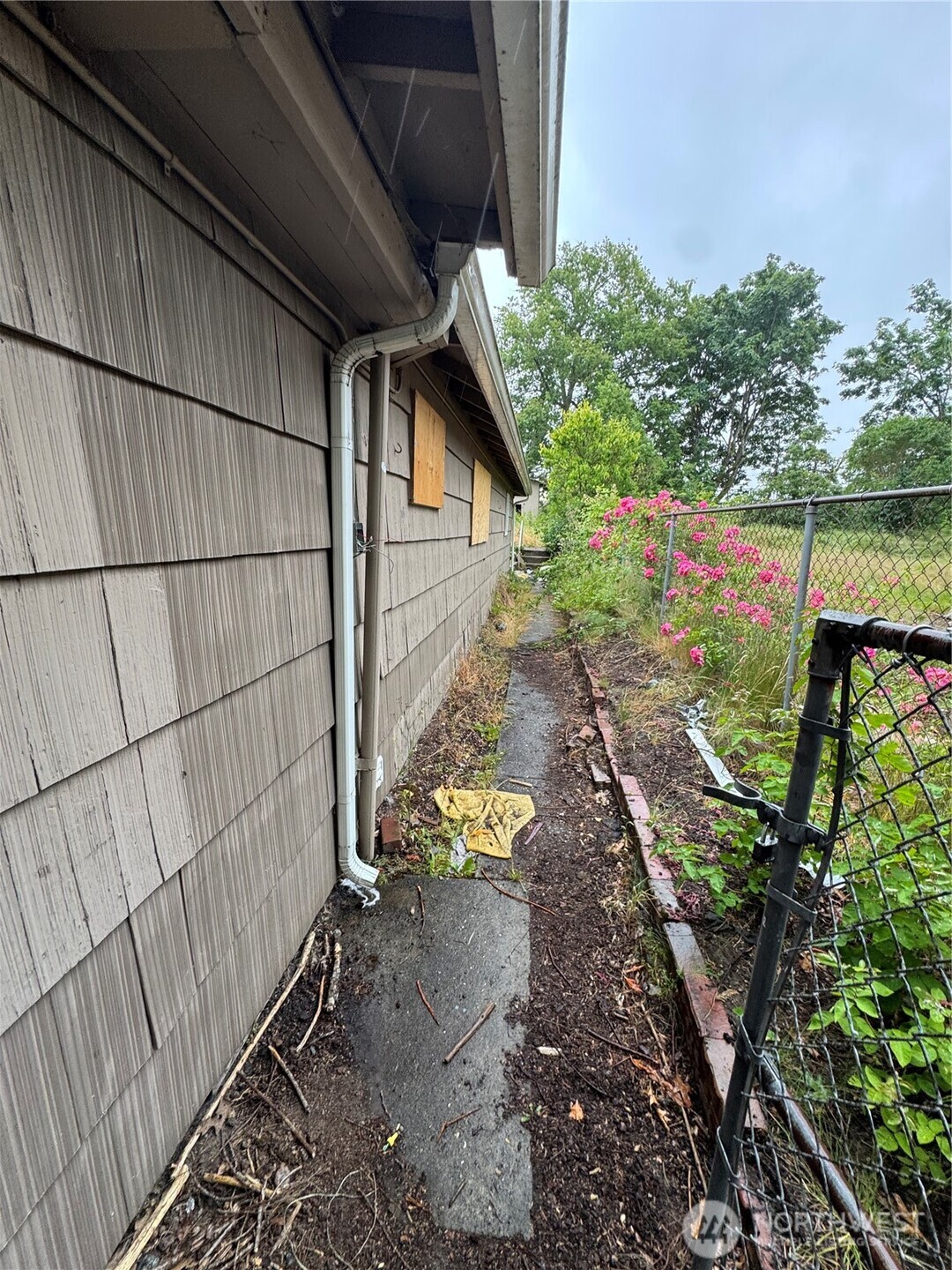 3239 S Thompson
