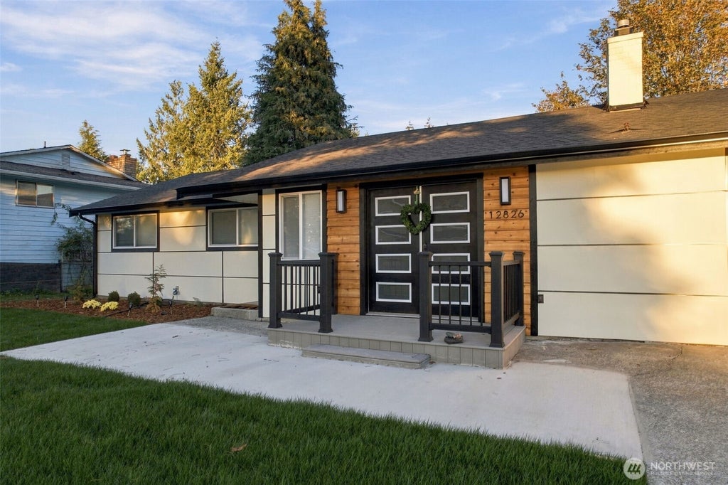 Photo of 12826 14th Avenue SW, Burien, WA 98146 (MLS # 2591816)