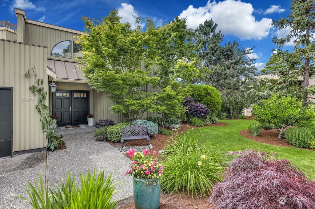 Photo of 925 1st Street S, Kirkland, WA 98033 (MLS # 2026246)