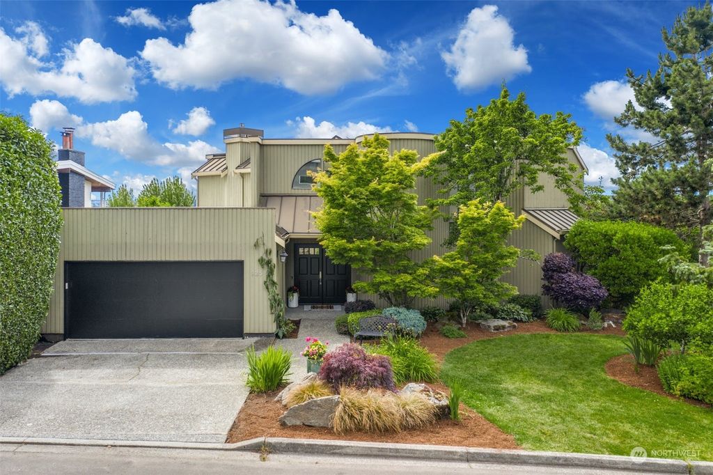 Photo of 925 1st Street S, Kirkland, WA 98033 (MLS # 2026246)