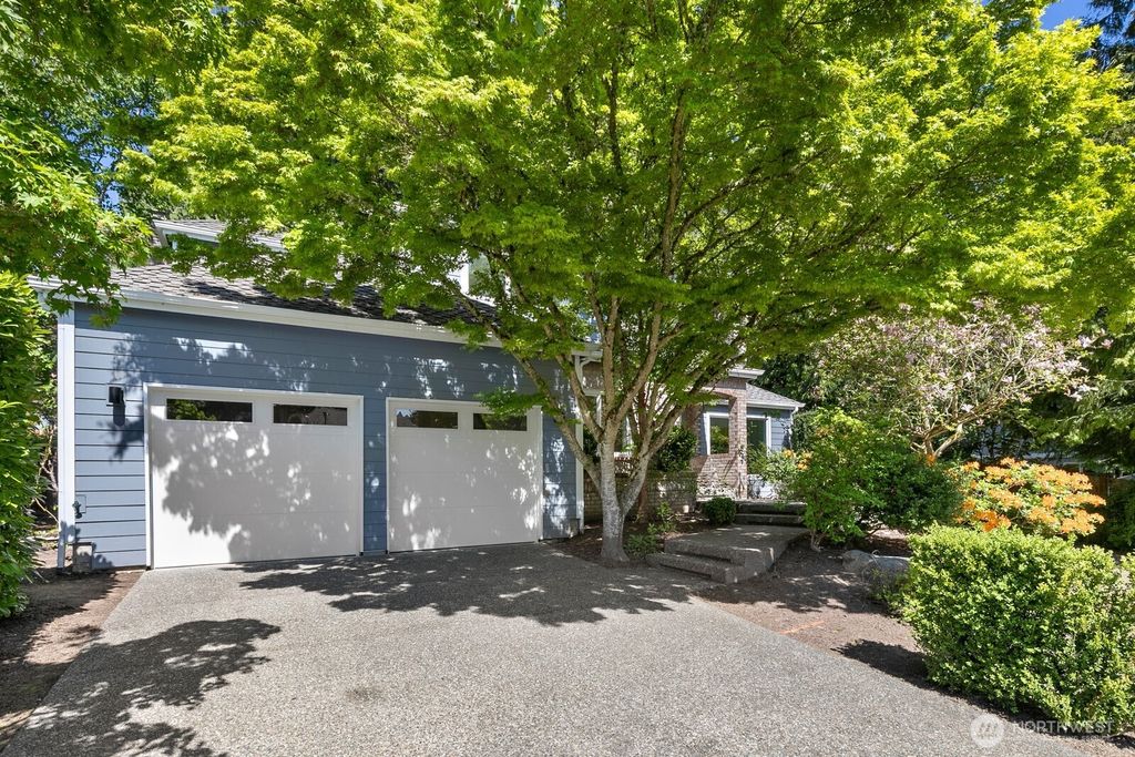 Photo of 23216 SE 31st Street, Sammamish, WA 98075 (MLS # 2516233)