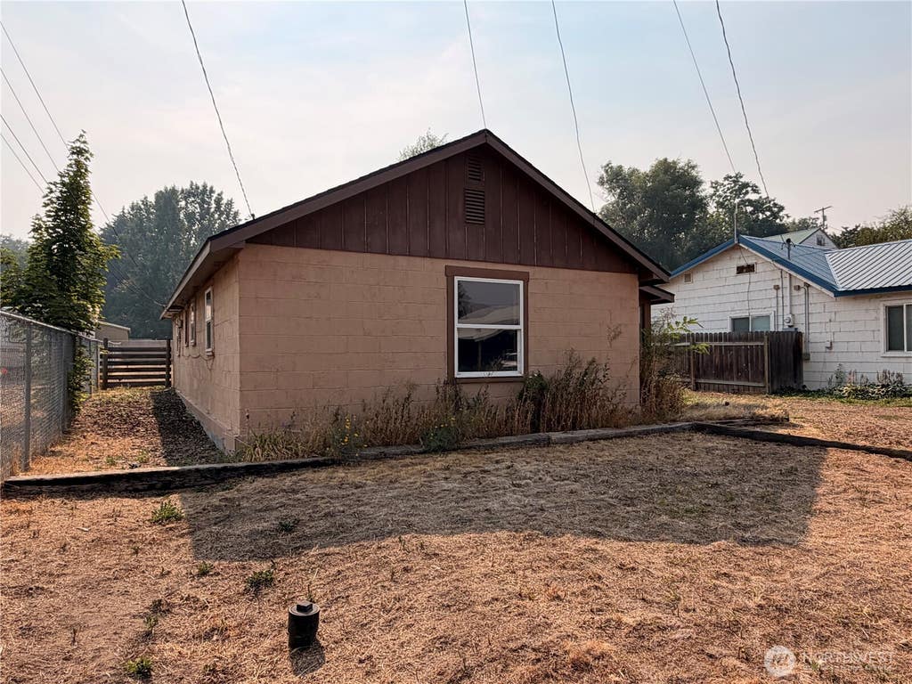 Photo of 210 Whitcomb Avenue N, Tonasket, WA 98855 (MLS # 2574942)