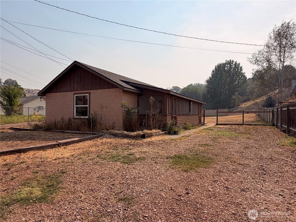 Photo of 210 Whitcomb Avenue N, Tonasket, WA 98855 (MLS # 2574942)