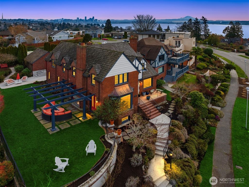 Photo of 2256 W Viewmont Way W, Seattle, WA 98199 (MLS # 2467117)