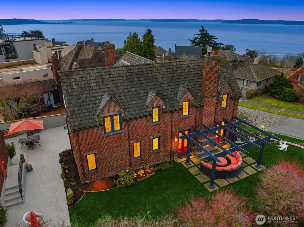 Photo of 2256 W Viewmont Way W, Seattle, WA 98199 (MLS # 2467117)