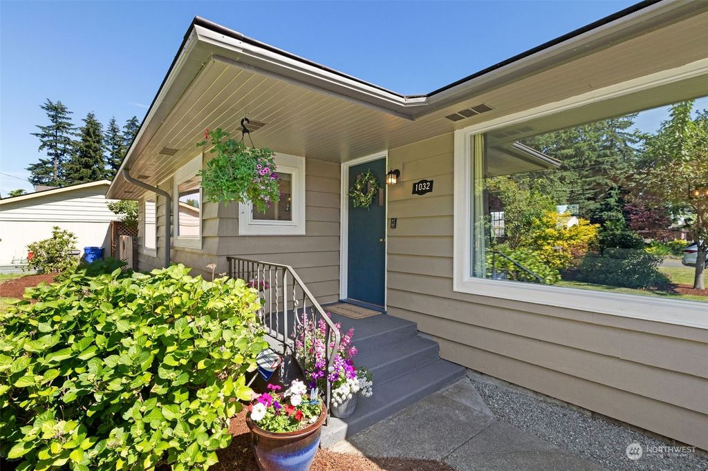 Photo of 1032 E Walnut Street, Kent, WA 98030 (MLS # 2250228)