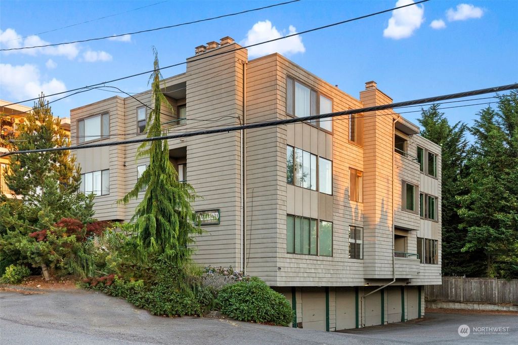 Photo of 215 N 120th Street #202, Seattle, WA 98133 (MLS # 2152101)
