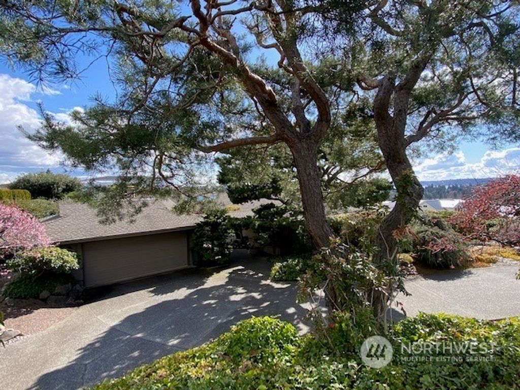 Photo of 9001 NE 16th Street, Clyde Hill, WA 98004 (MLS # 2053809)