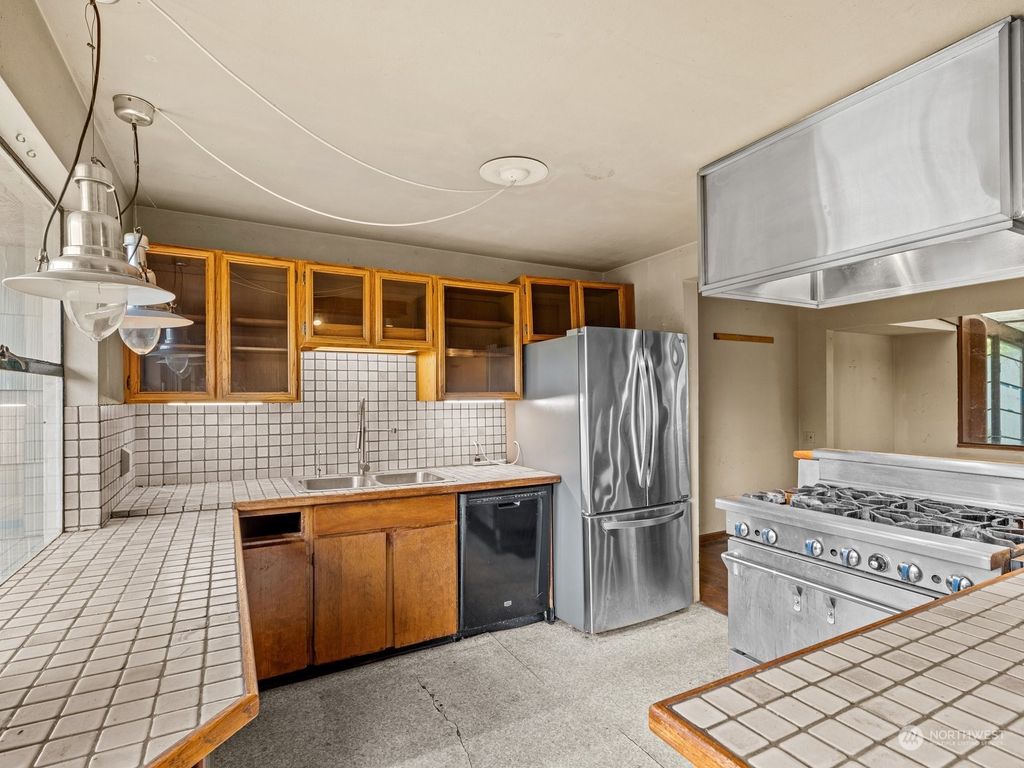 Photo of 7061 NE 155th Place, Kenmore, WA 98028 (MLS # 2155593)