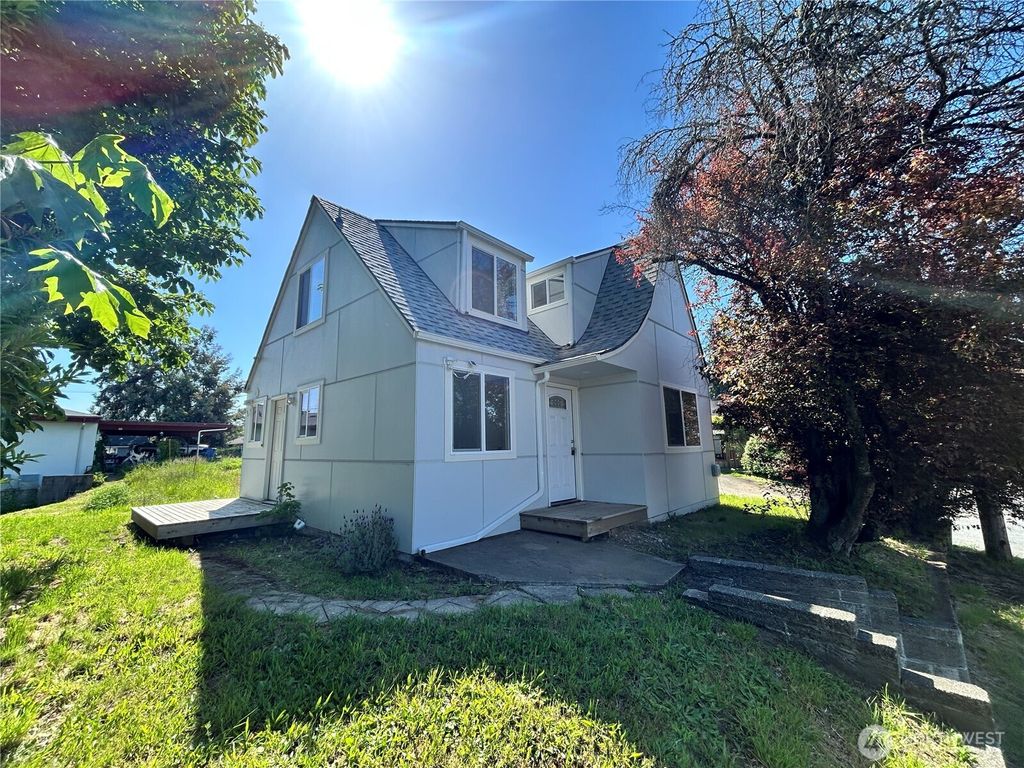 Photo of 408 Steele Street SE, Olympia, WA 98501 (MLS # 2528390)