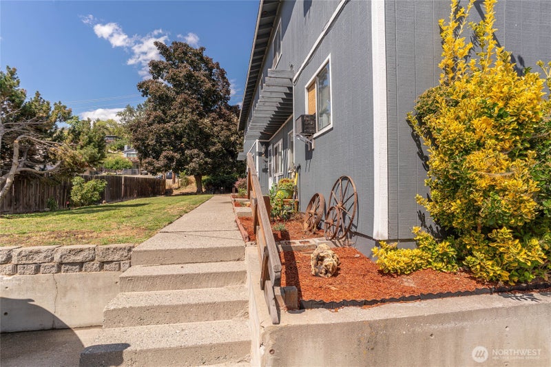 225 W Highland Avenue