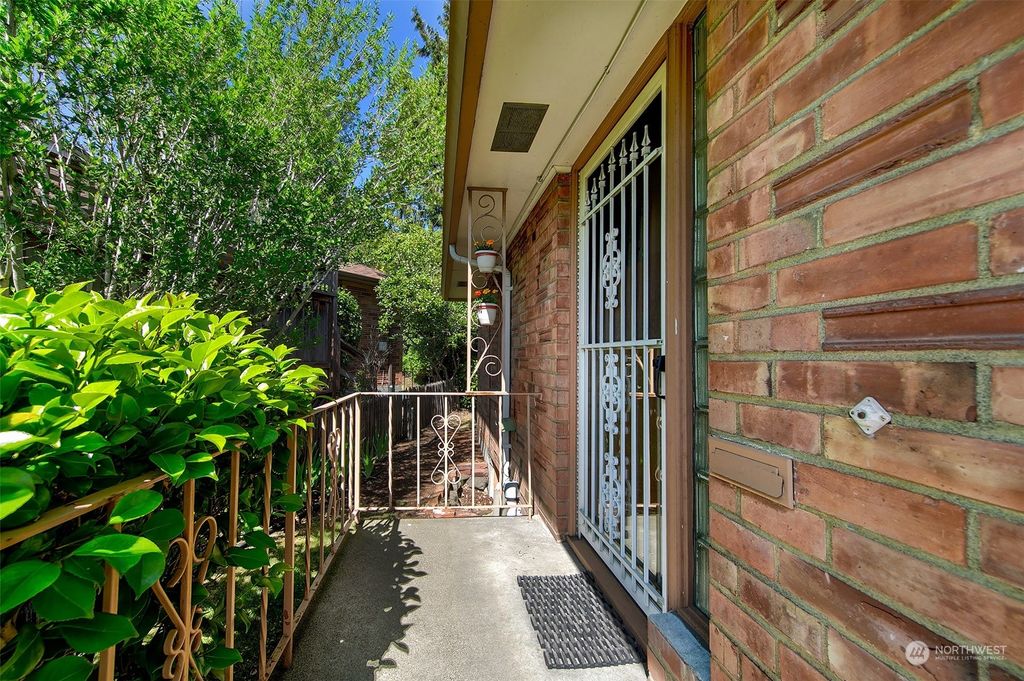 Photo of 4818 University View Place NE, Seattle, WA 98105 (MLS # 2160843)