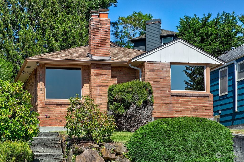 Photo of 4818 University View Place NE, Seattle, WA 98105 (MLS # 2160843)