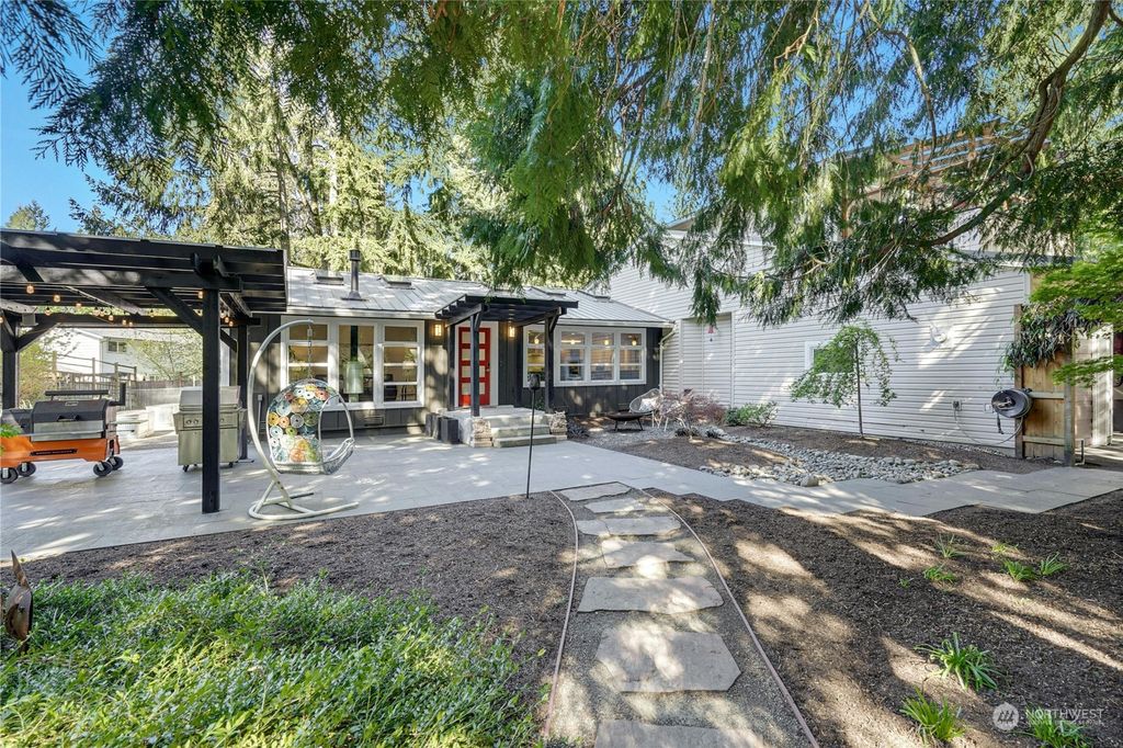Photo of 405 Mount McKinley Drive SW, Issaquah, WA 98027 (MLS # 2223648)