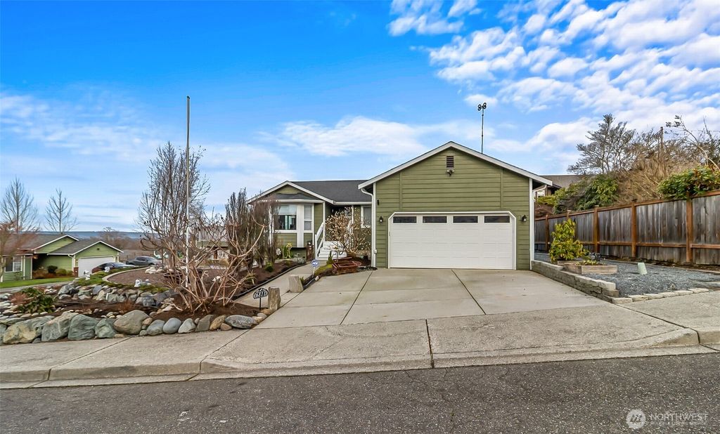 Photo of 6811 54th Place NE, Marysville, WA 98270 (MLS # 2471838)