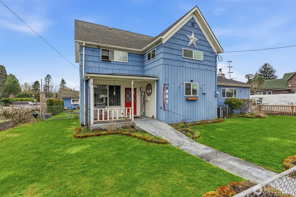 Photo of 441 4th Avenue SW, Castle Rock, WA 98611 (MLS # 2493324)