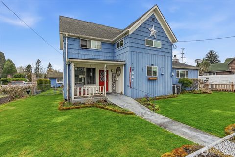 Photo of 441 4th Avenue SW, Castle Rock, WA 98611 (MLS # 2493324)