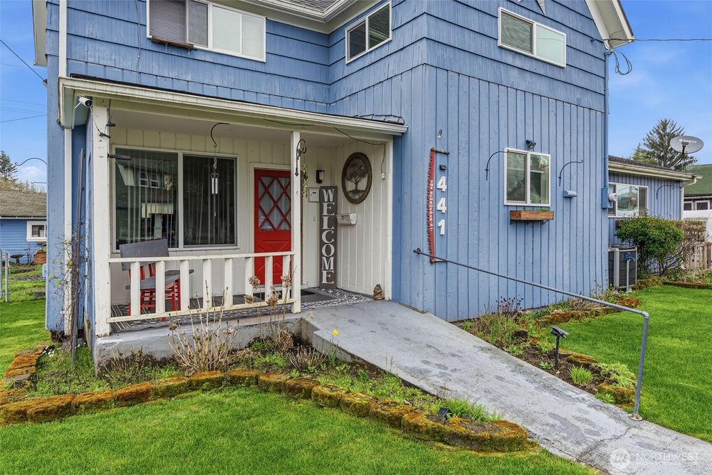 Photo of 441 4th Avenue SW, Castle Rock, WA 98611 (MLS # 2493324)