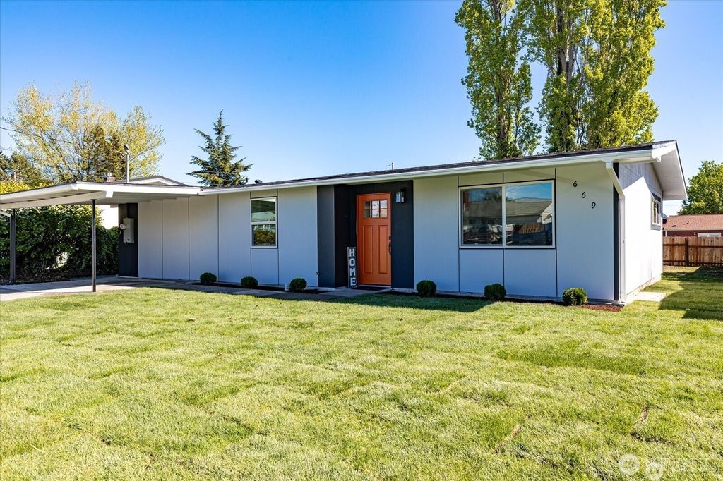 Photo of 669 SE 6th Ave Ave, Oak Harbor, WA 98277 (MLS # 2479462)