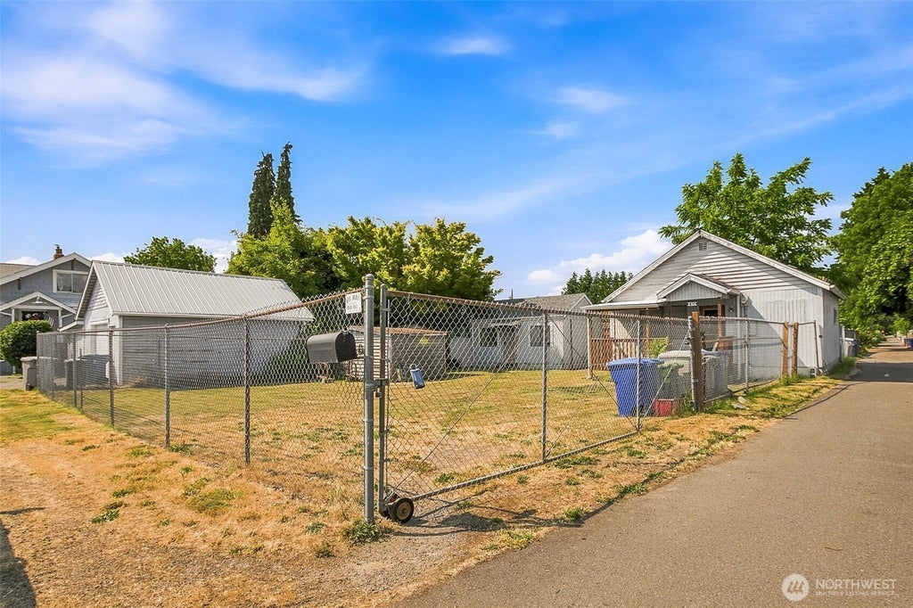 Photo of 810 N 4th Street, Renton, WA 98057 (MLS # 2559730)