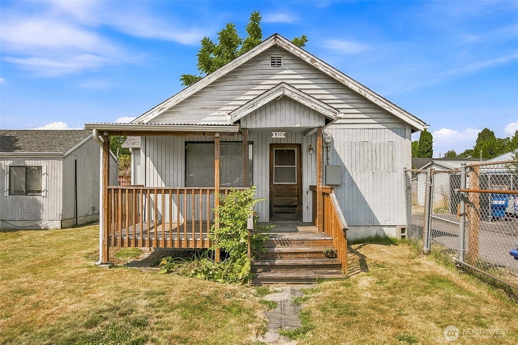Photo of 810 N 4th Street, Renton, WA 98057 (MLS # 2559730)