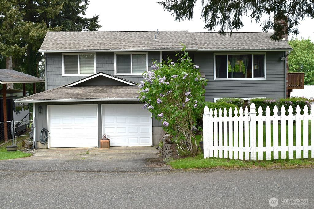 Photo of 8611 Vistarama Avenue, Everett, WA 98208 (MLS # 2519192)
