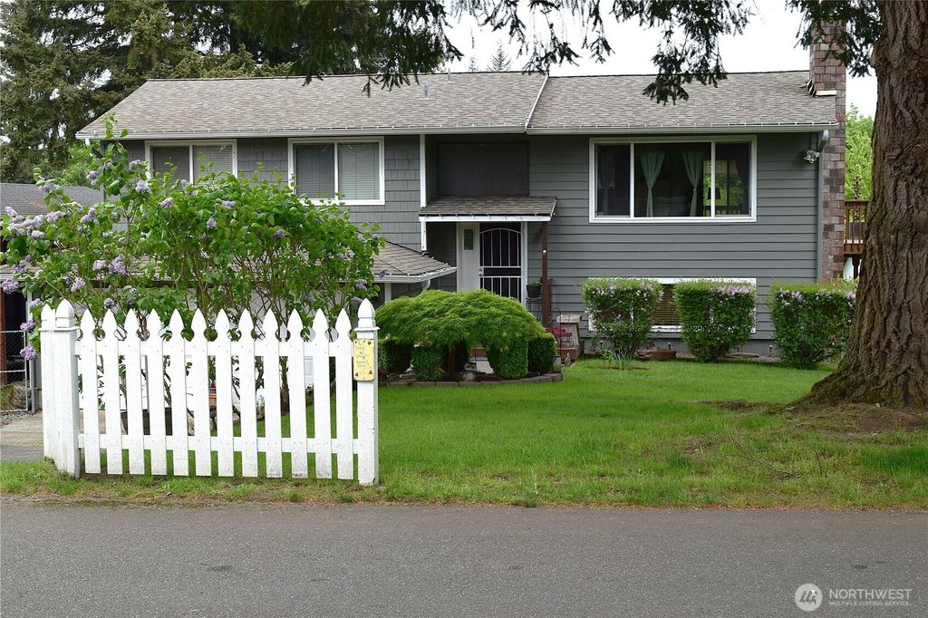 Photo of 8611 Vistarama Avenue, Everett, WA 98208 (MLS # 2519192)