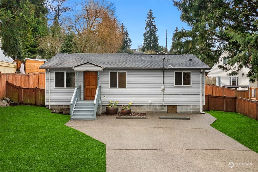 Photo of 803 NE 105th Street, Seattle, WA 98125 (MLS # 2205380)