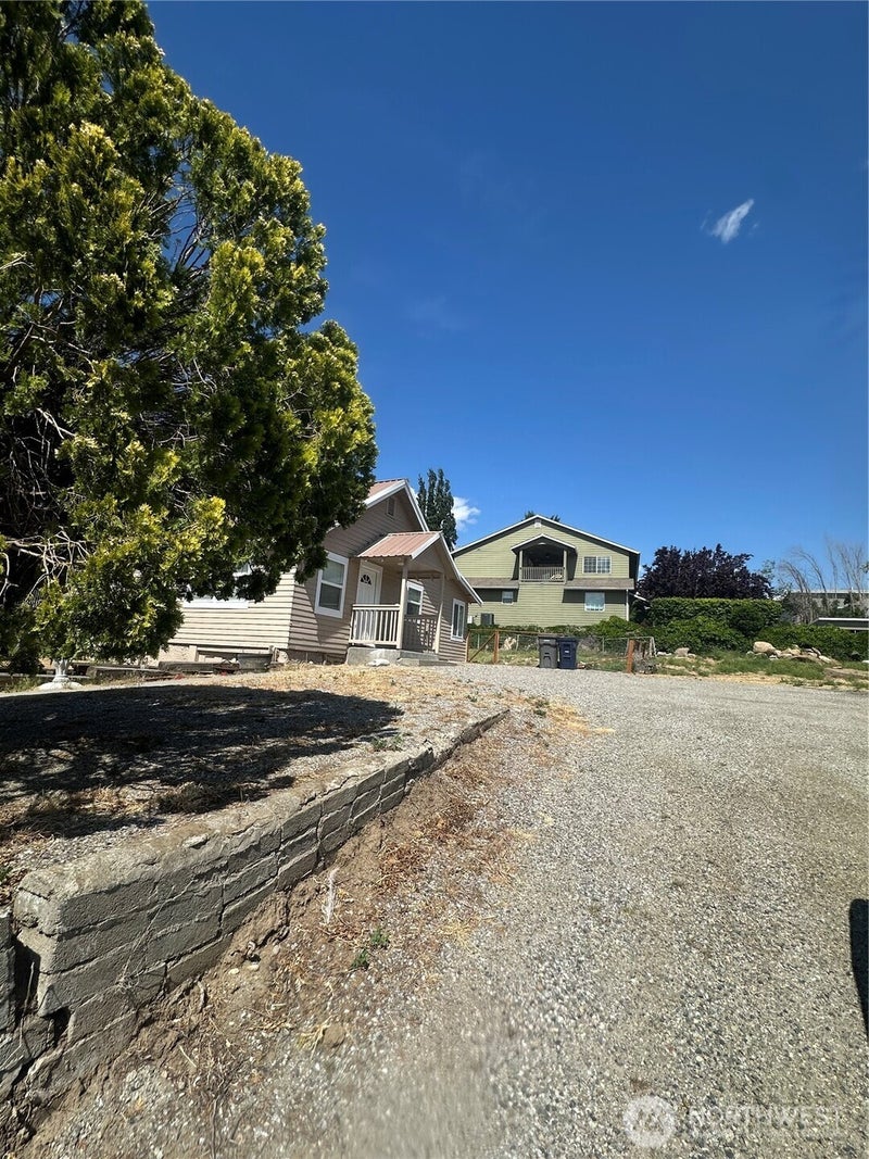 1007 N Baker Ave