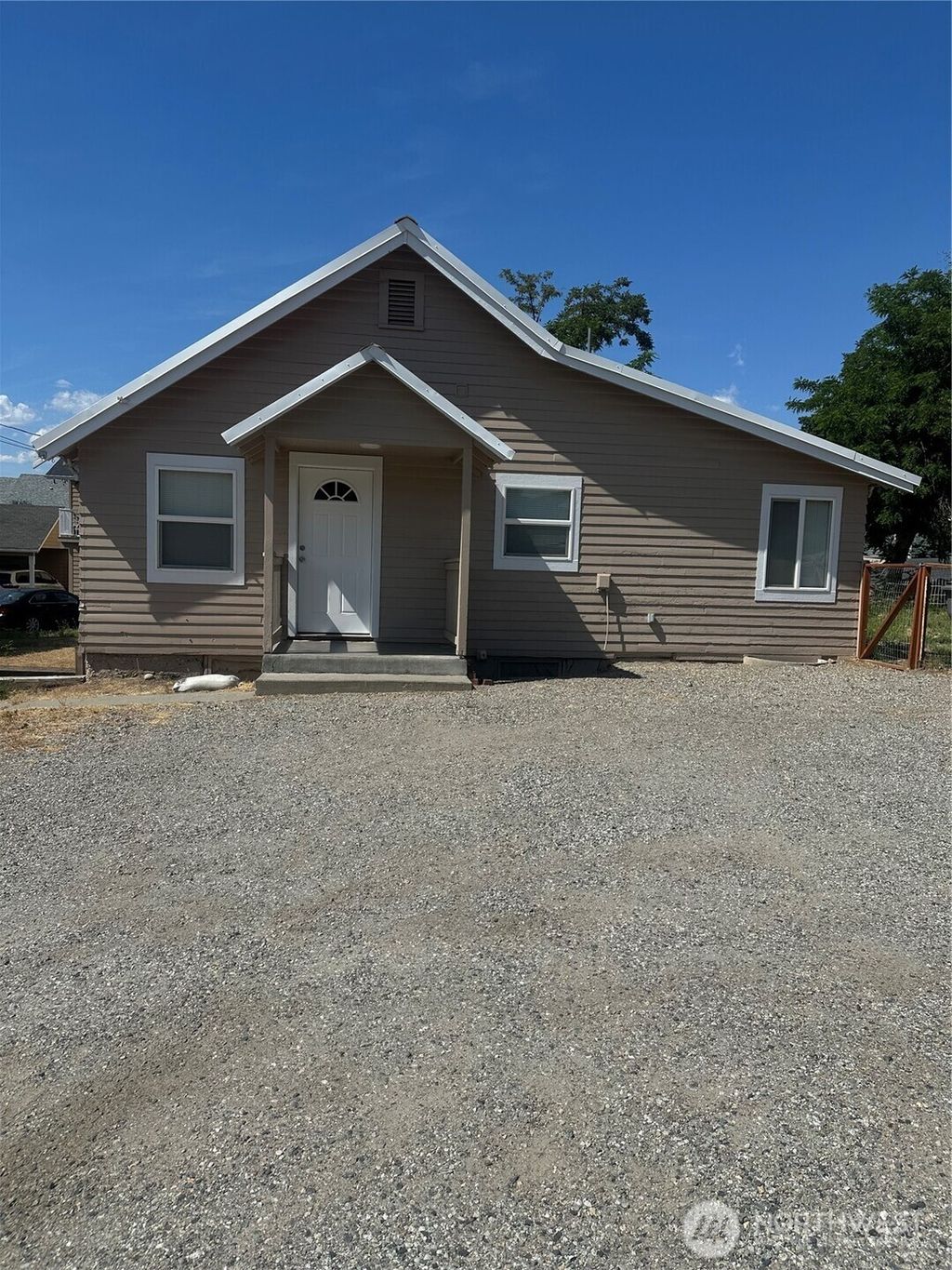 Photo of 1007 N Baker Ave AVE, East Wenatchee, WA 98802 (MLS # 2522838)