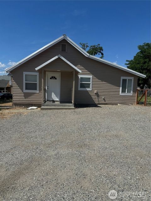 Photo of 1007 N Baker Ave AVE, East Wenatchee, WA 98802 (MLS # 2522838)