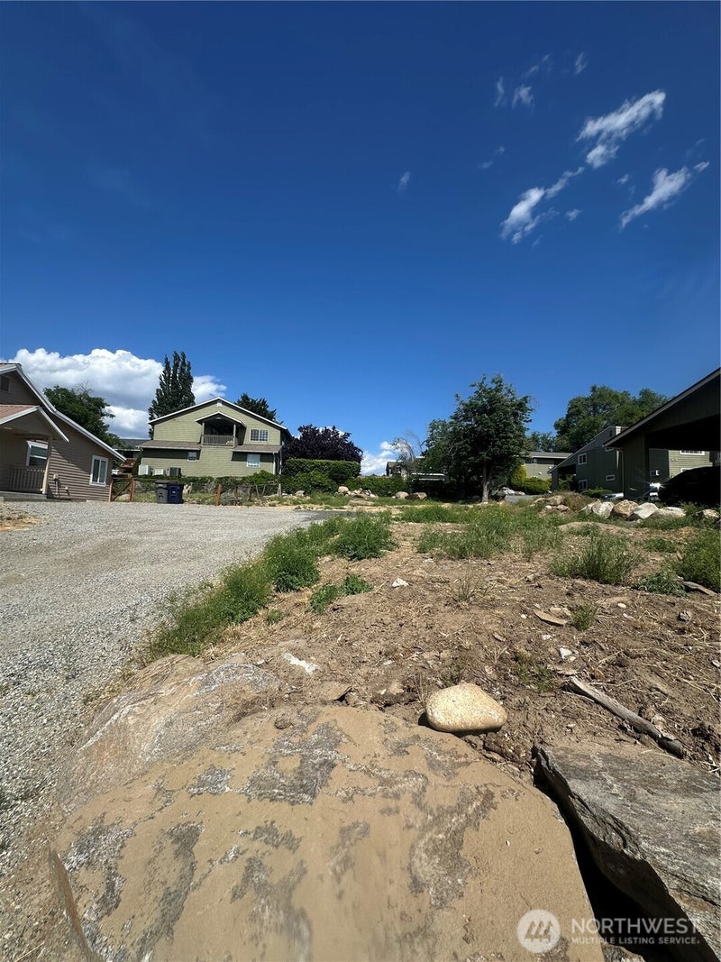 1007 N Baker Ave
