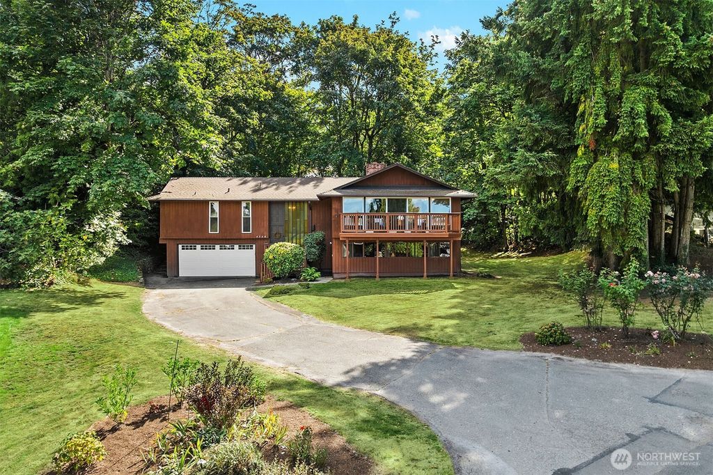 Photo of 4740 Lakehurst Lane SE, Bellevue, WA 98006 (MLS # 2423707)