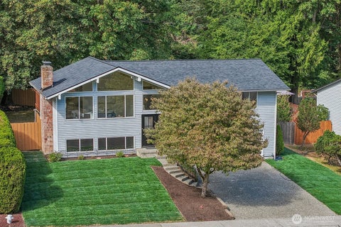 Photo of 10132 NE 144th Place, Kirkland, WA 98034 (MLS # 2568604)