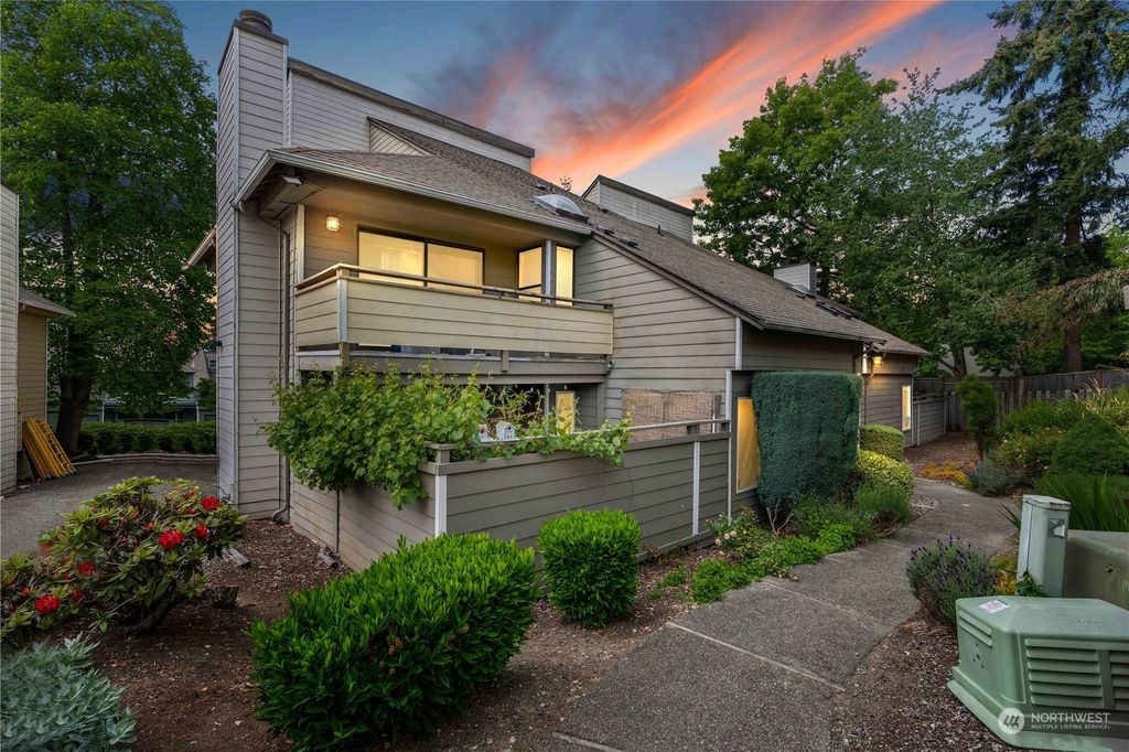 Photo of 2524 S 317th Street #204, Federal Way, WA 98003 (MLS # 2077998)