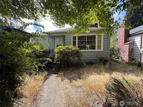 Photo of 1239 NE 98th Street, Seattle, WA 98115 (MLS # 2575640)