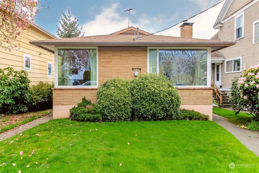 Photo of 8230 Ashworth Avenue N, Seattle, WA 98103 (MLS # 2048776)