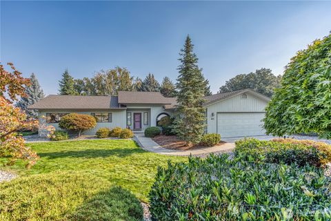 Photo of 401 Castleview Place, Wenatchee, WA 98801 (MLS # 2426979)