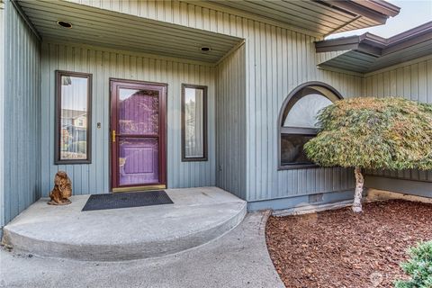 Photo of 401 Castleview Place, Wenatchee, WA 98801 (MLS # 2426979)