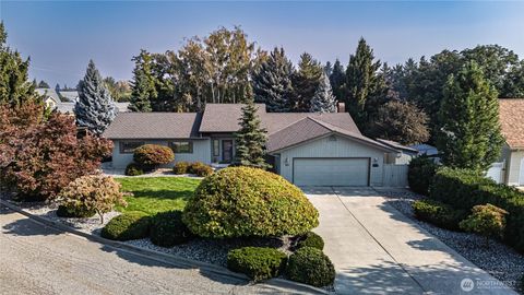 Photo of 401 Castleview Place, Wenatchee, WA 98801 (MLS # 2426979)