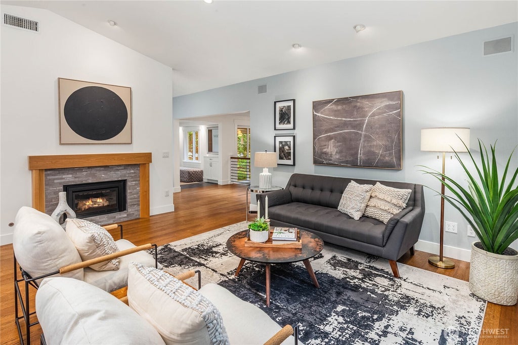 Photo of 8636 SE 75th Place, Mercer Island, WA 98040 (MLS # 2569785)