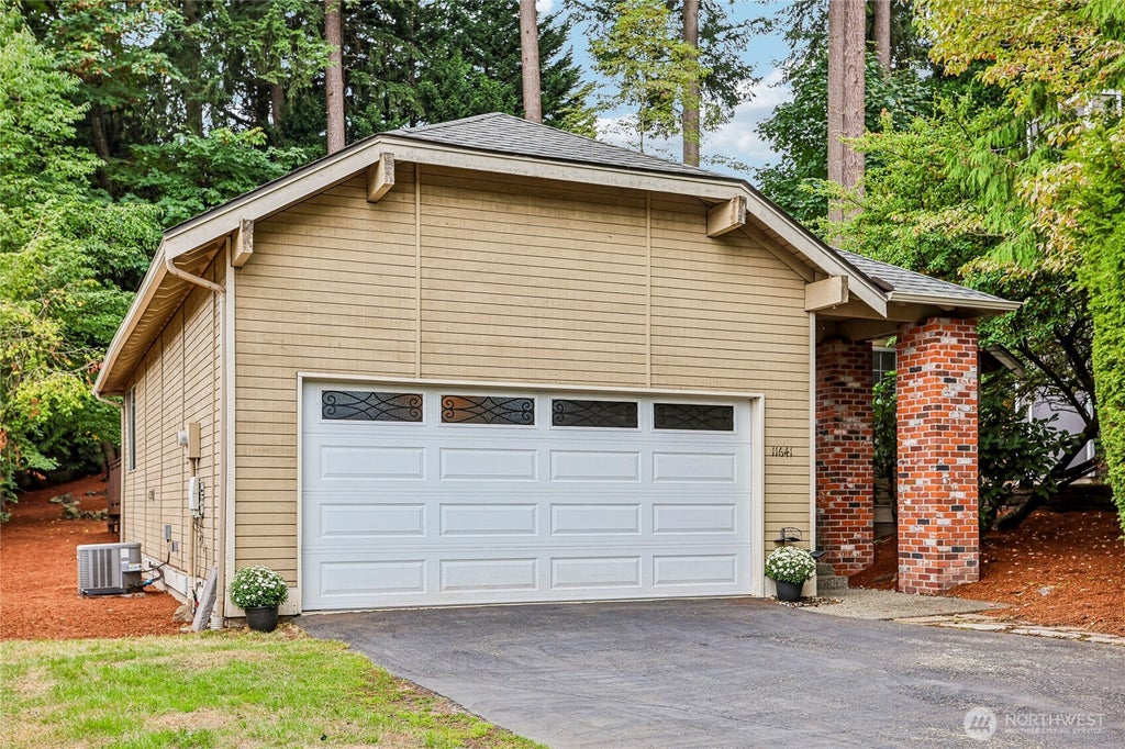 Photo of 11641 NE 95th Street, Kirkland, WA 98033 (MLS # 2583362)