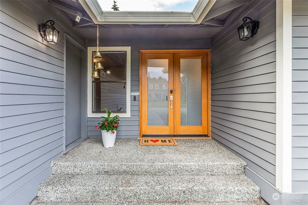 Photo of 19236 SE 47th Street, Issaquah, WA 98027 (MLS # 2129224)