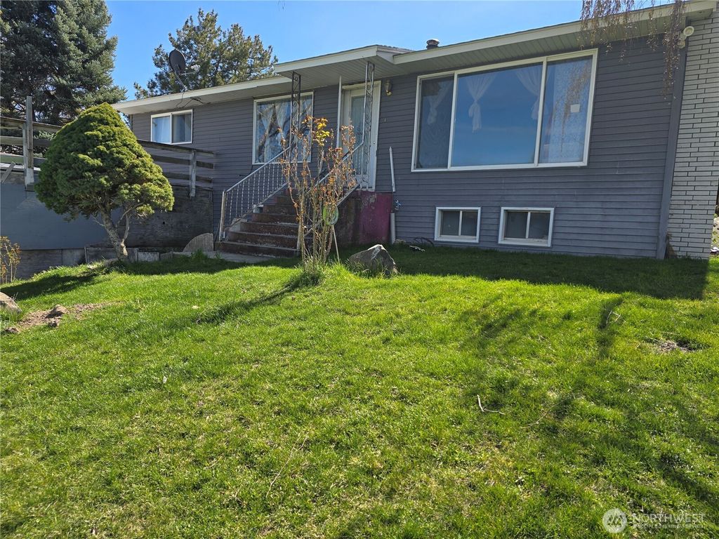 Photo of 710 Adobe Way, Yakima, WA 98242 (MLS # 2504048)