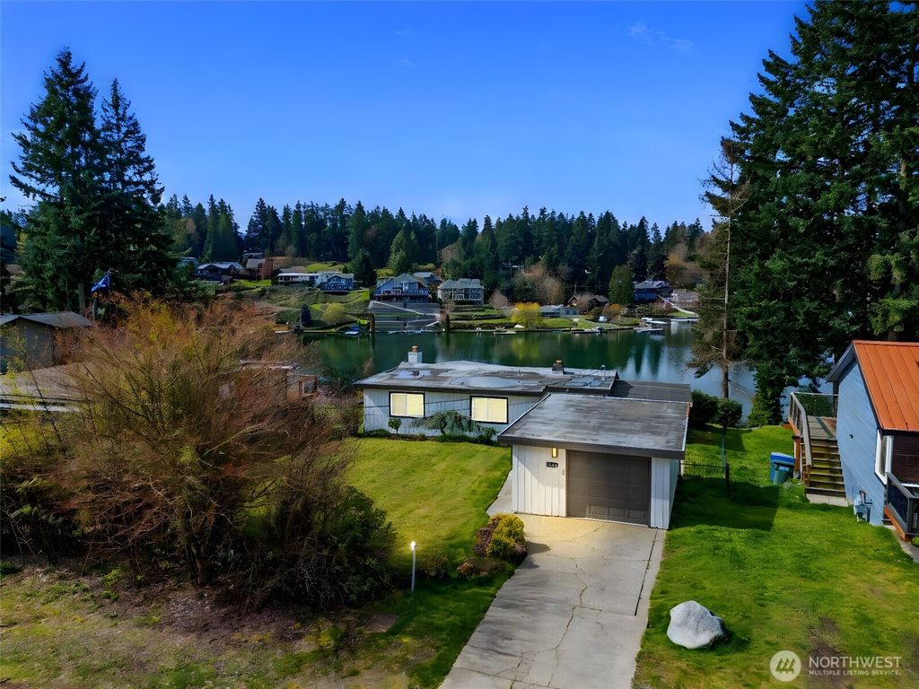 Photo of 3118 Deer Island Drive E, Lake Tapps, WA 98391 (MLS # 2502647)