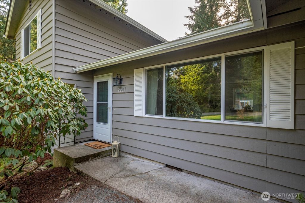 Photo of 744 Spitfire Lane, Oak Harbor, WA 98277 (MLS # 2482908)