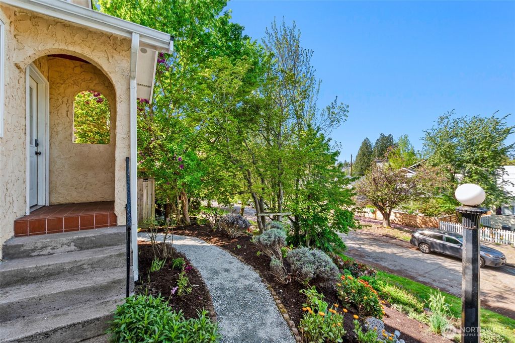 Photo of 5620 38th Avenue SW, Seattle, WA 98126 (MLS # 2500717)
