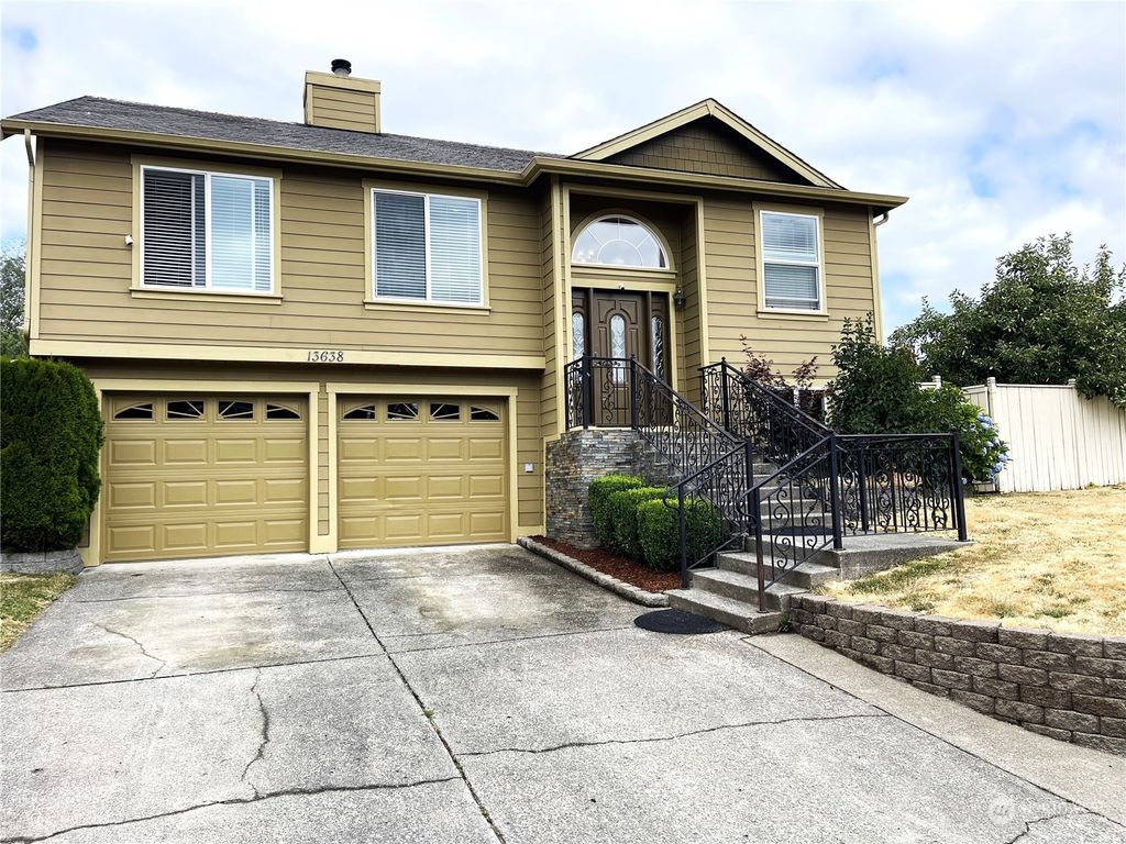 Photo of 13638 SE 274th Place, Kent, WA 98042 (MLS # 2271035)